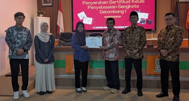 Serahkan Sertifikat Kelas Penyelesaian Sengketa, Bawaslu Sukoharjo Ajak Mahasiswa UIN Surakarta Bangun Demokrasi Sehat